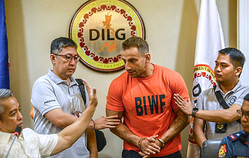 Russian vlogger Vitaly Zdorovetskiy - Bulong-Bulungan